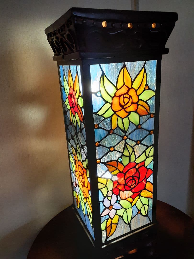 大輪のバラ咲くステンドグラスのアンティークな光柱 ポーチや通路に置くの