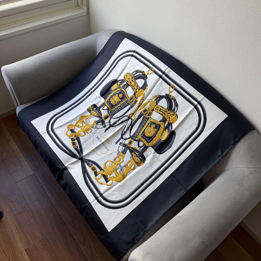 エルメスカレ 90 BRIDES de GALA スカー フシルク エルメス カレ 90 BRIDES DE GALA ホワイト/レッド シルク100