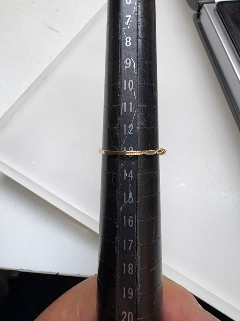 アガット・k10ゴールド 波型 ダイヤリング・13号・0.8g・中古品