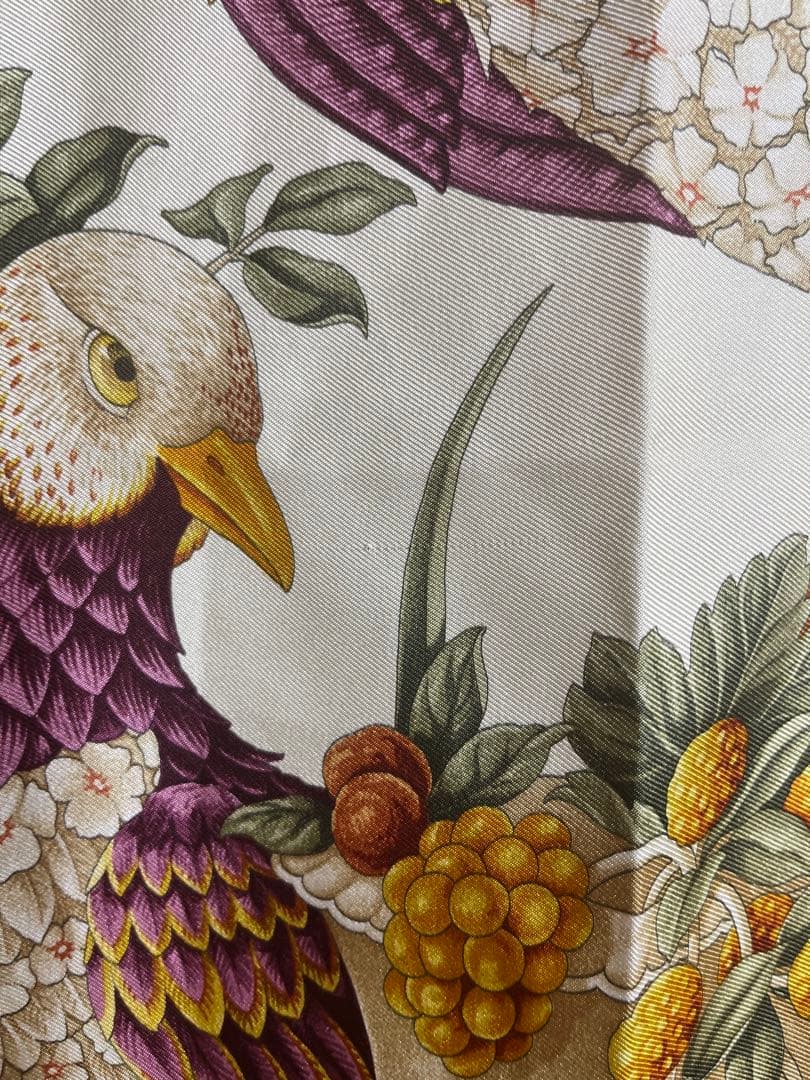 フェラガモ 大判 スカーフ シルク 果物×鳥柄 黄色 - メルカリ