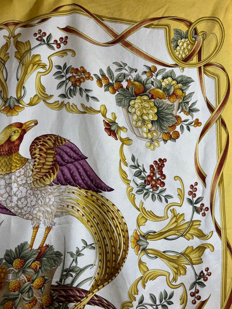 フェラガモ 大判 スカーフ シルク 果物×鳥柄 黄色 - メルカリ