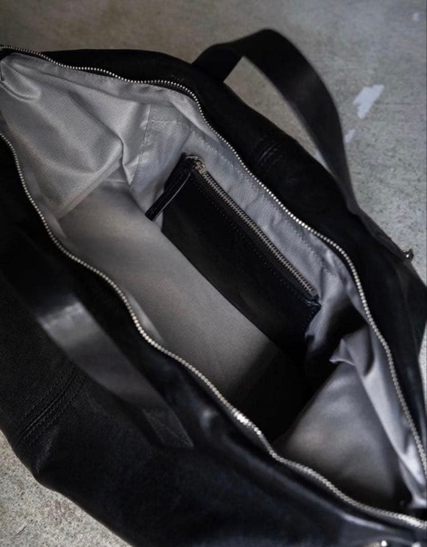 PRY シュウトLeather Front Zip Travel Bag - メルカリ