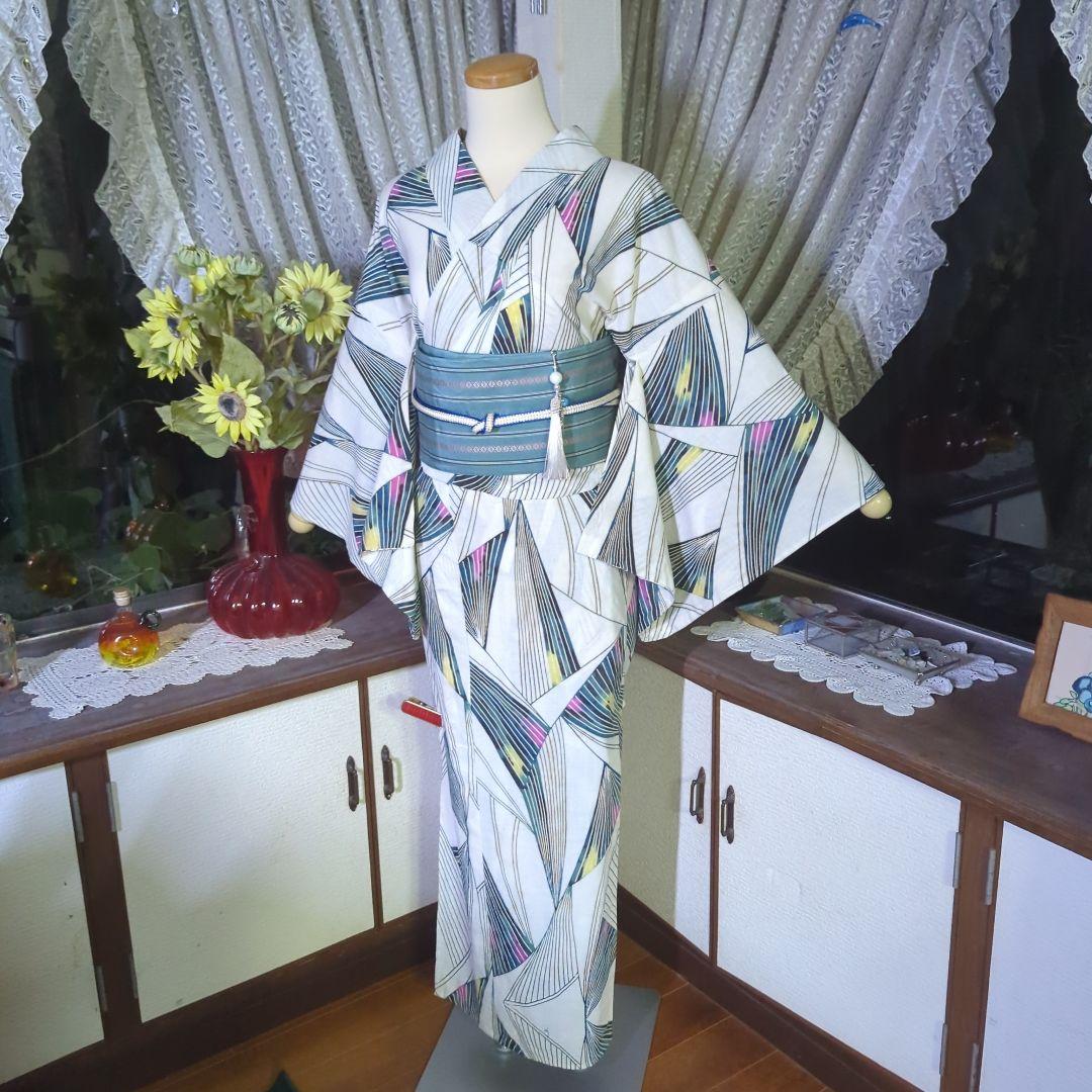 乳白色の地に描かれました美しい線模様が雰囲気のあるアンティーク、