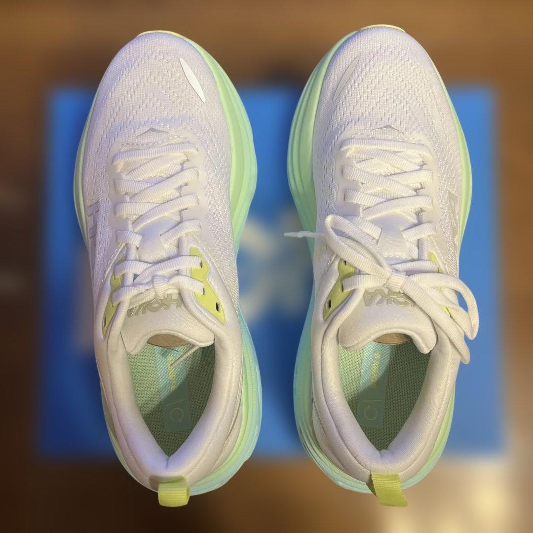 HOKA スニーカー BONDI8 ホワイト/ライムグリーン 未使用品 - メルカリ