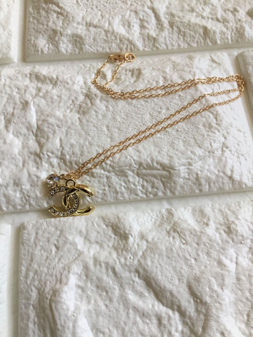 CHANEL ロゴネックレス 金色メッキ クリスタル付き 刻印あり - メルカリ