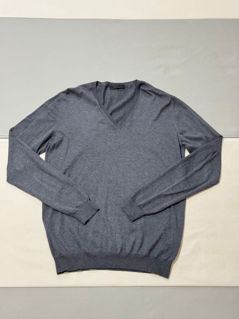 PRADA グレー Vネックニットセーター