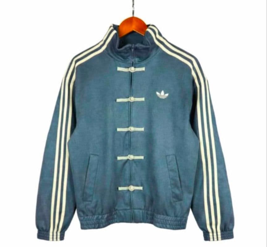 adidas】SNSで話題☆中国限定 トラックジャケット - メルカリ