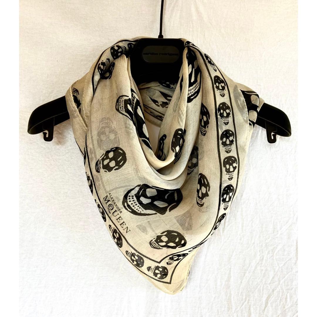Alexander McQueen - スカーフ Alexander McQueen Black White Skull Pattern Silk Scarf, Clean