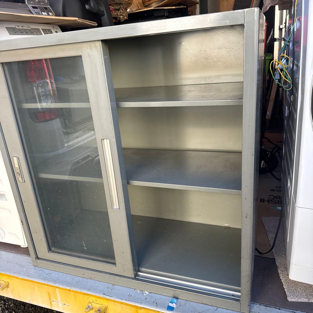 グレー金属製ガラス扉キャビネット 直接配送及び引き取りのみ