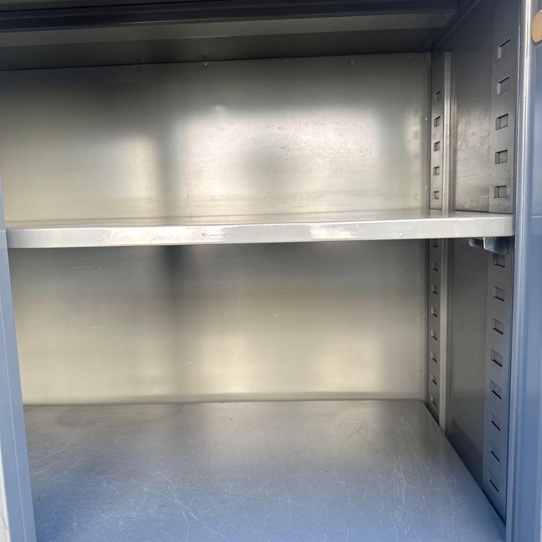 グレー金属製ガラス扉キャビネット 直接配送及び引き取りのみ