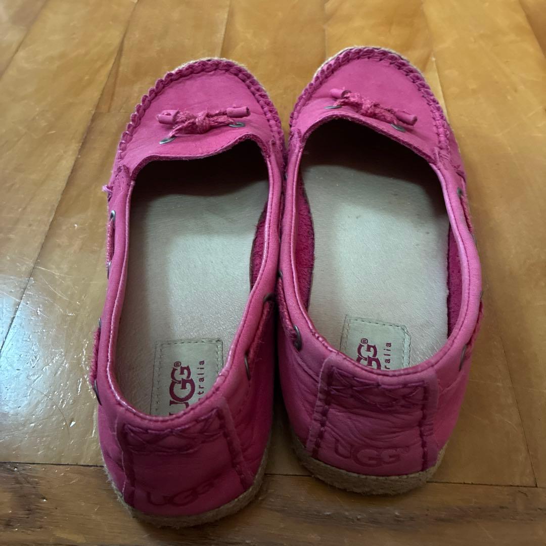 UGG ピンク モカシン - メルカリ
