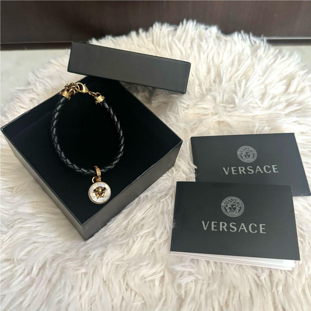 Versace メドゥーサ ビギー レザー ブレスレット ヒョンジン 着用