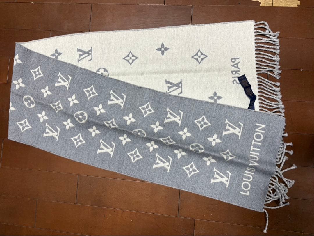 LOUIS VUITTON ロゴ入りマフラー グレー/ホワイト - メルカリ