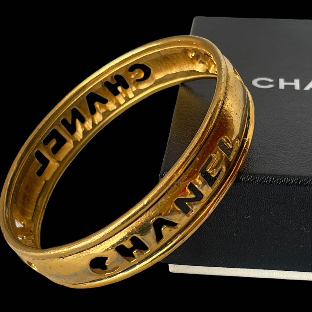 希少 シャネル ヴィンテージ バングル ゴールド ロゴ ブレスレット