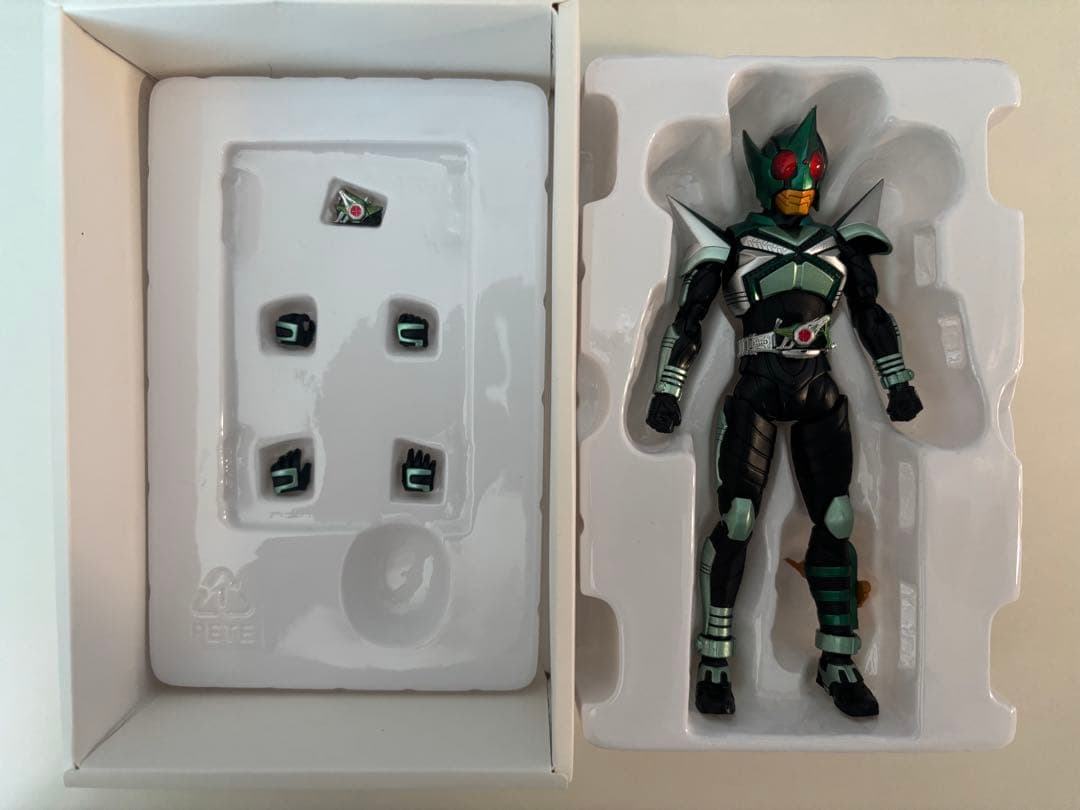 S.H.Figuarts 真骨彫製法　仮面ライダーキックホッパー　パンチホッパー