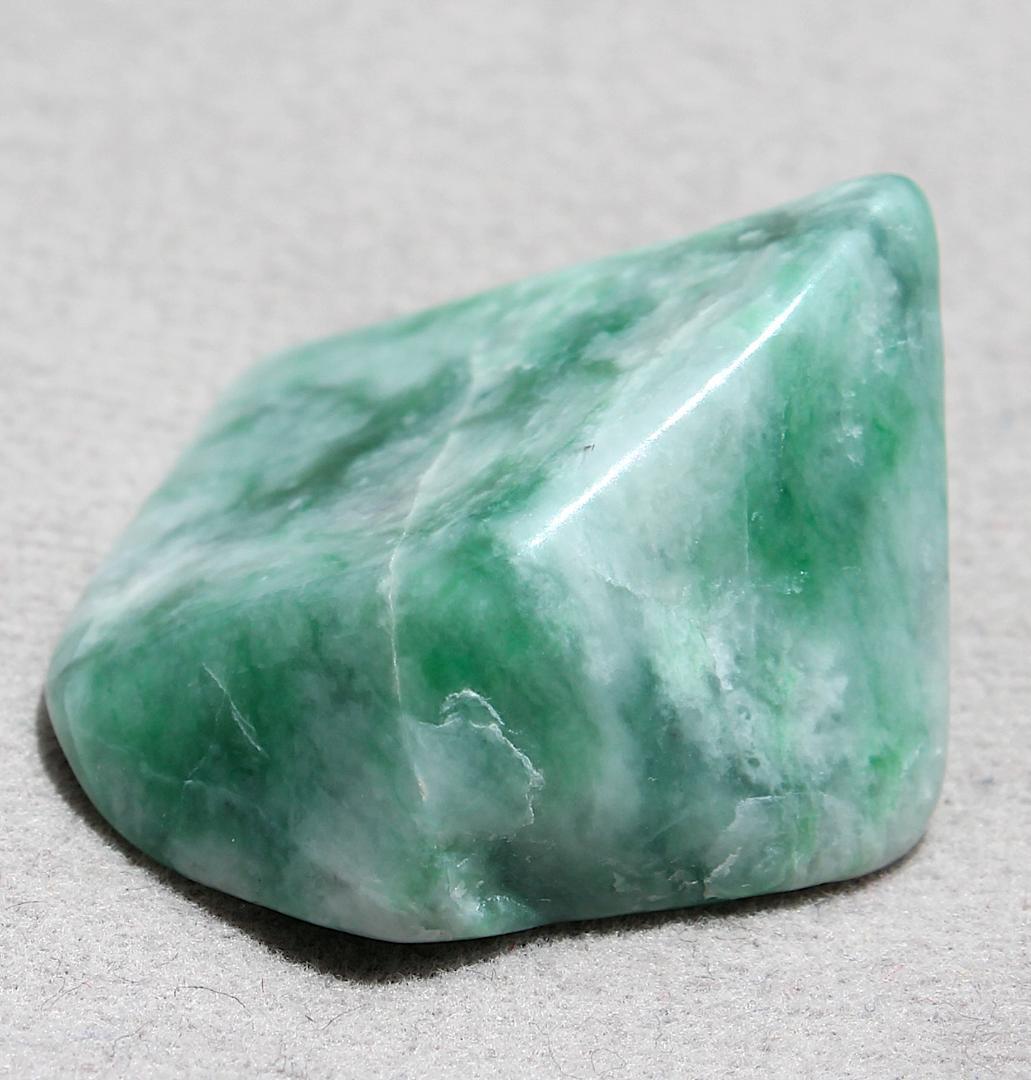 ［お菓子みたいな美翡翠］糸魚川翡翠 原石 タンブル 8.9g