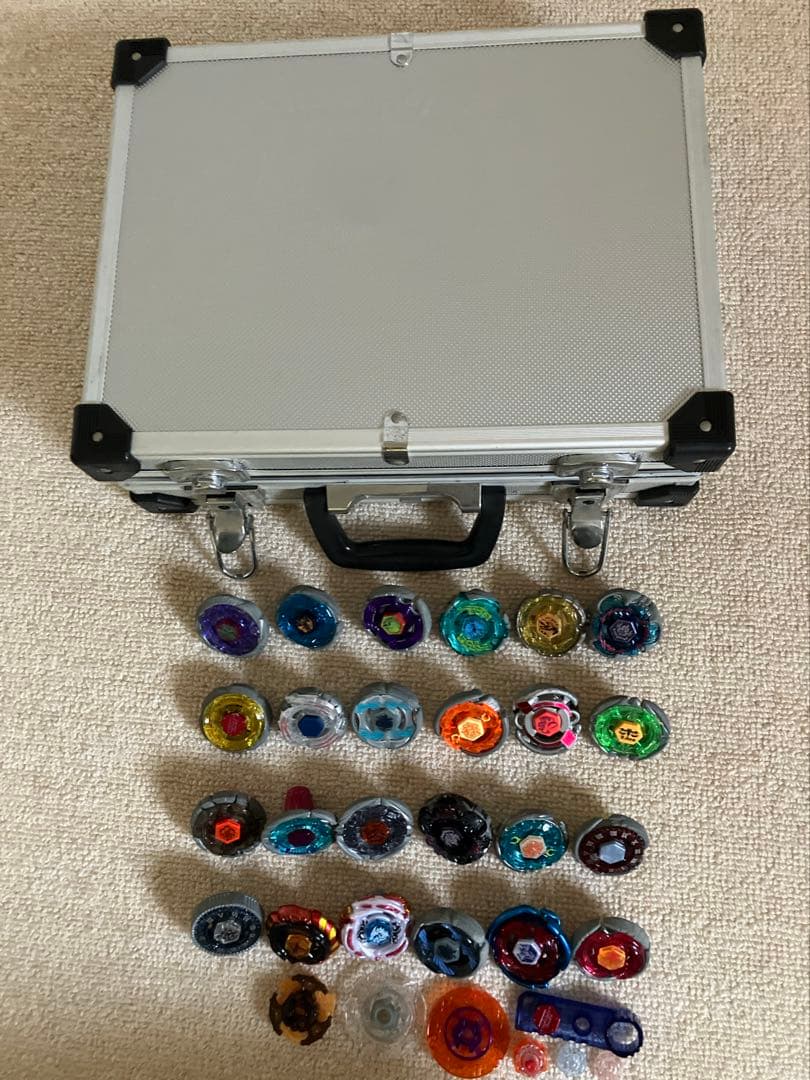 ベイブレードセット 24個 パーツ　ランチャー10個　シルバーケース付き ベイブレードセット 24個 パーツ ランチャー10個 シルバーケース付き