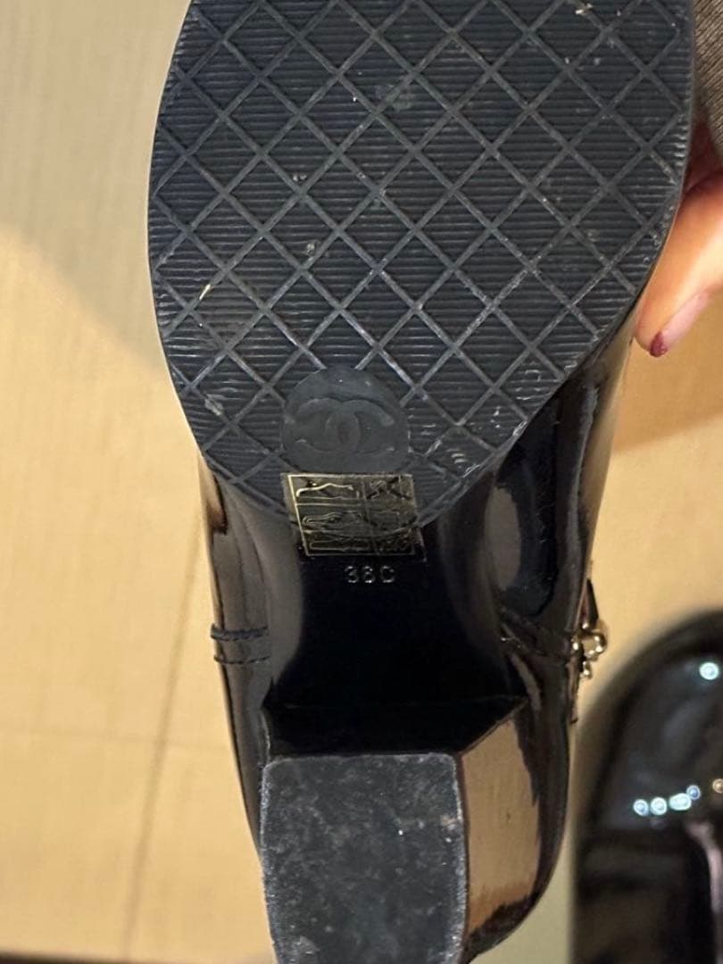d*7様 CHANEL ブラック パテントレザーCCロゴロングブーツ36(23