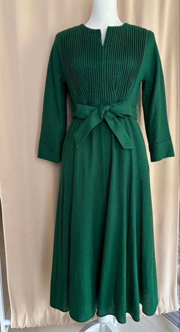 シビラ　グリーンロングワンピース セール】 タッキングデザインドレス （ロング・マキシ丈ワンピース