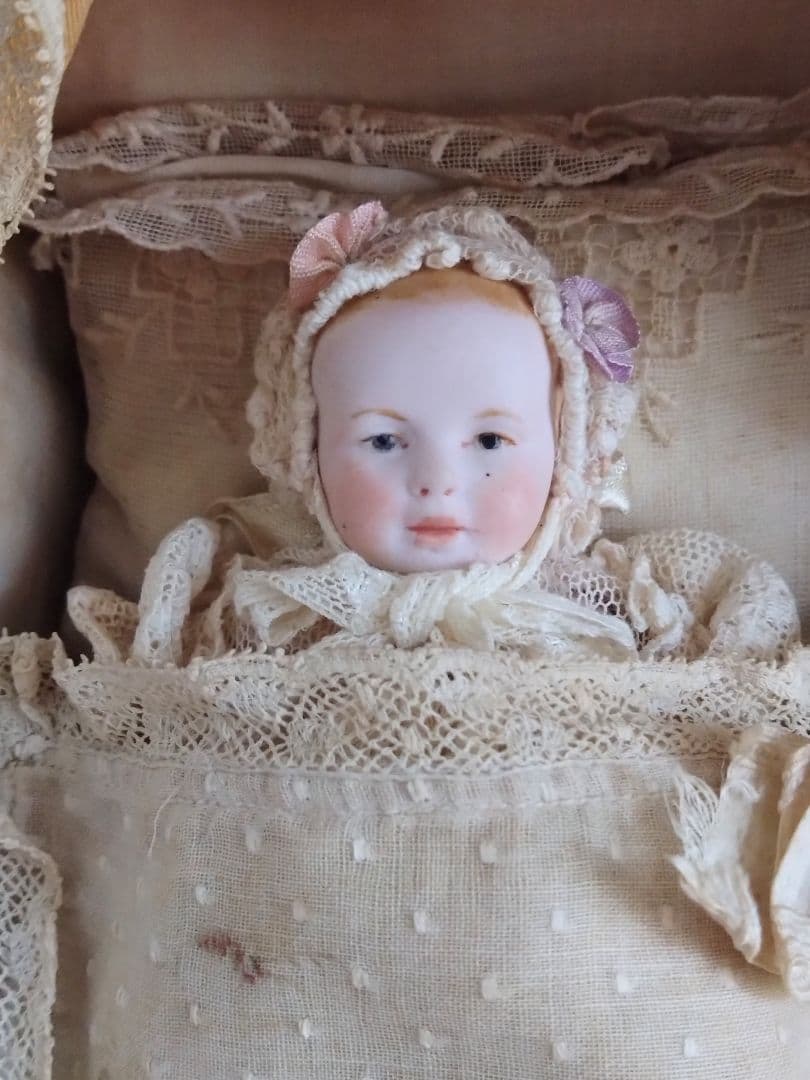 アンティークビスクドール ベビーベッドとベビー♪オールビスク
