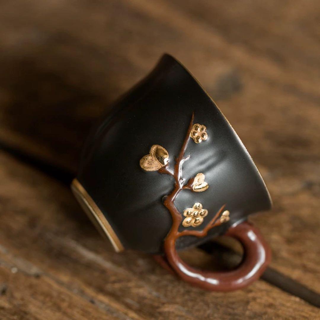 黒い陶器のカップ 金色の花模様 黒い陶器のカップ 金色の花模様 - メルカリ