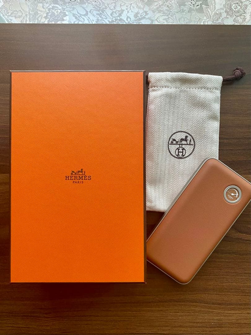 HERMES エルメス モバイルバッテリー 大人が持つべき、エルメスのワイヤレス充電対応モバイルバッテリー