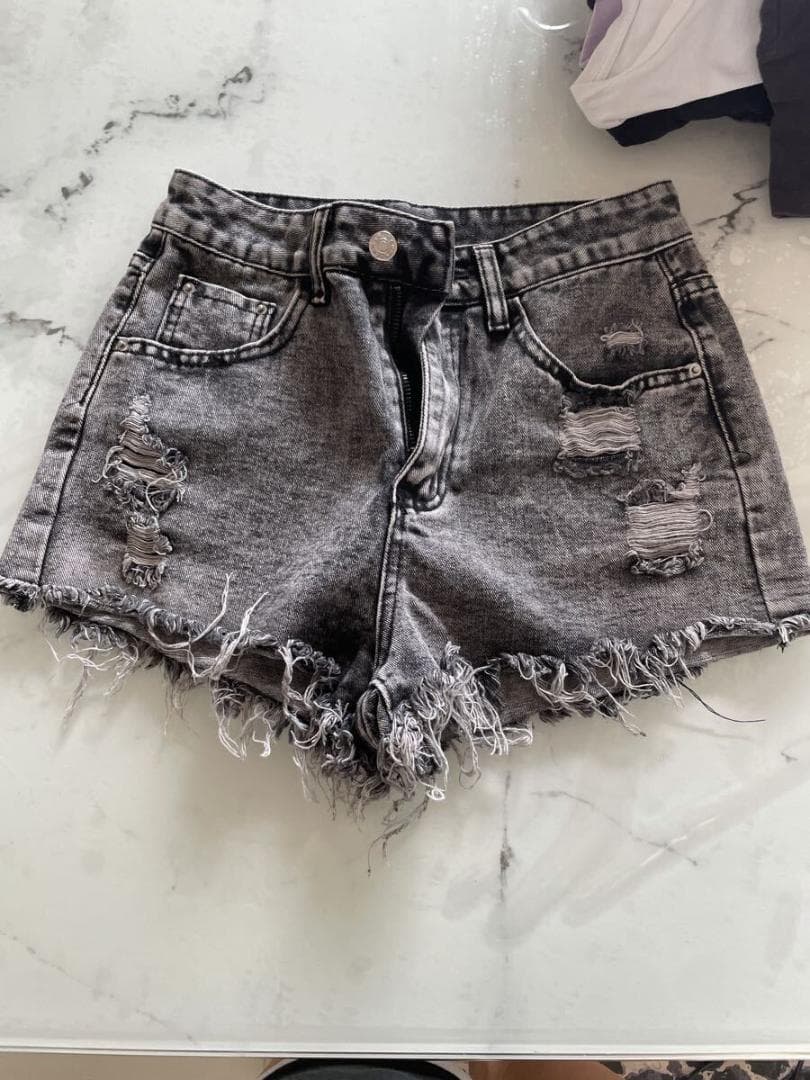 ダメージ加工 グレーショートパンツ XS - メルカリ