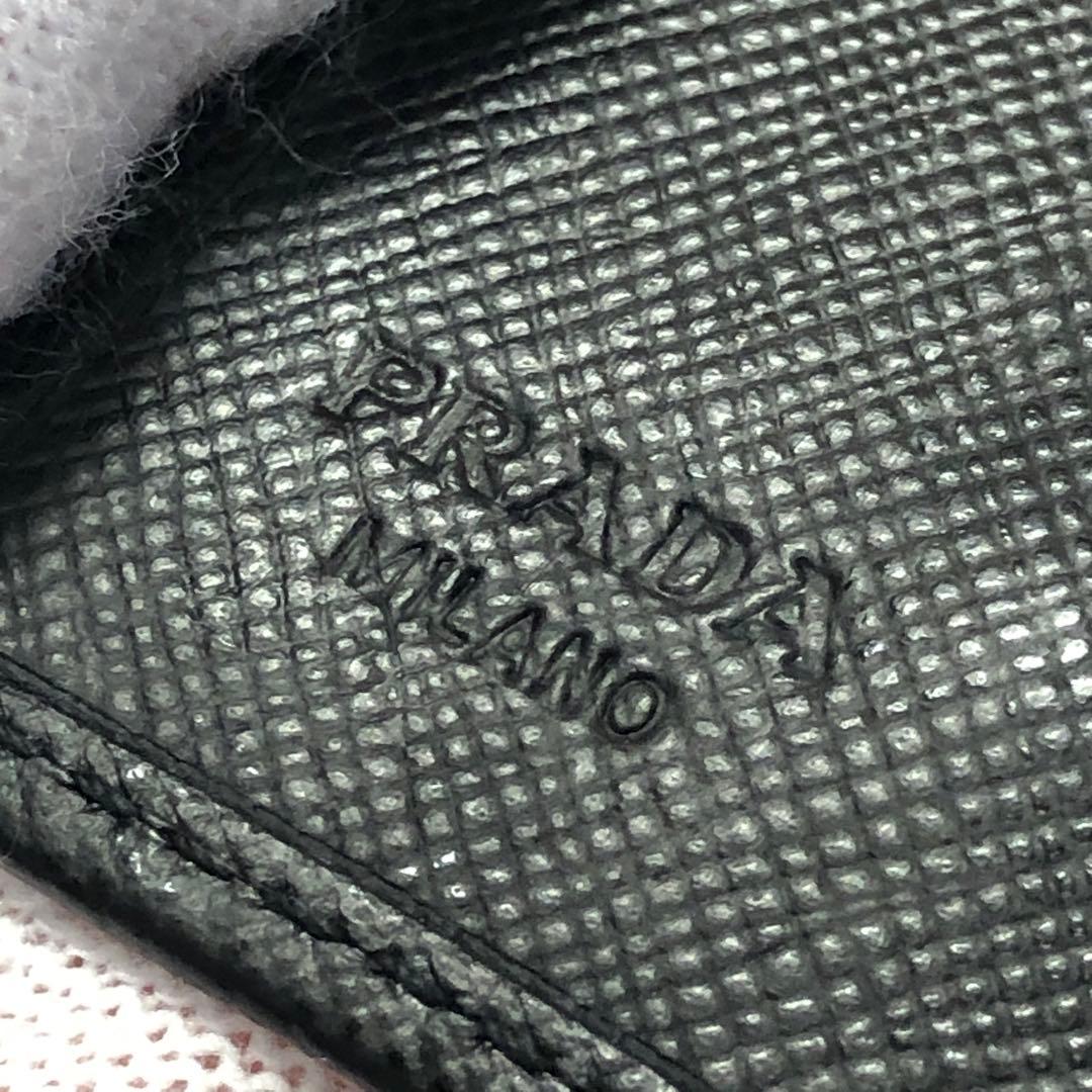 未使用級 プラダ キーケース 三角ロゴ サフィアーノレザー 黒 安心のG