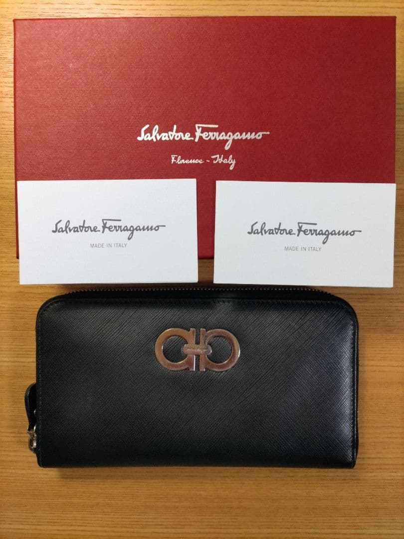 Salvatore Ferragamo (フェラガモ) 黒長財布 - メルカリ