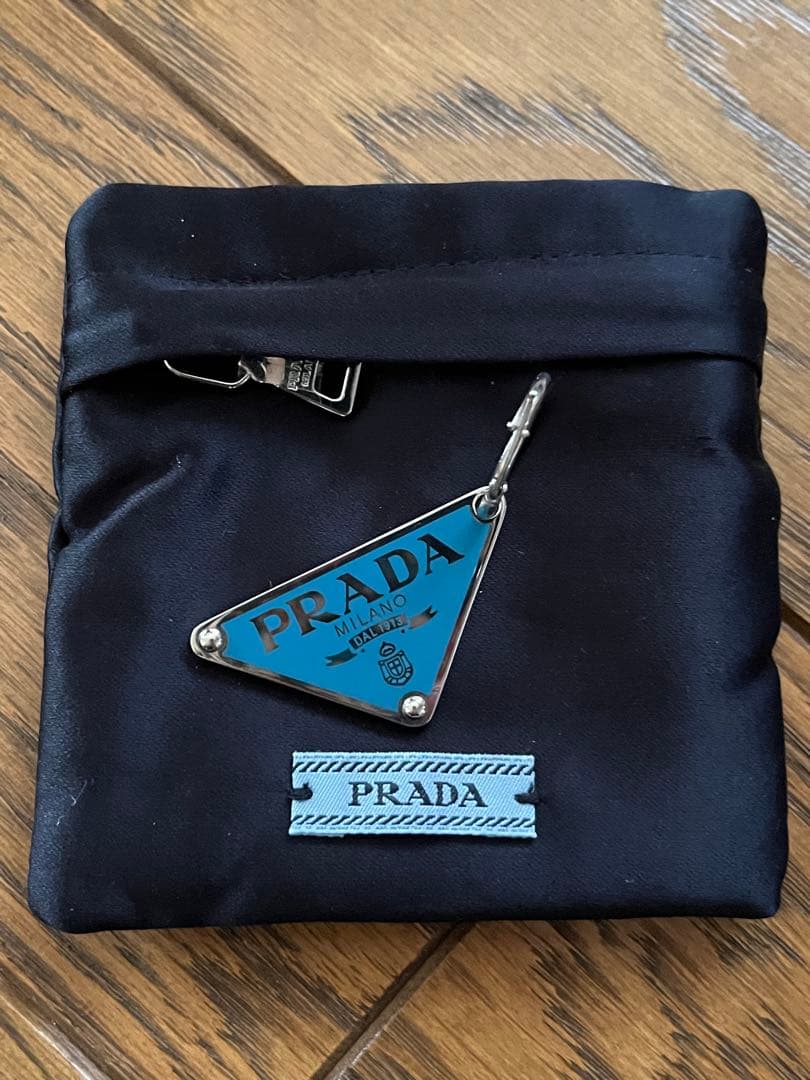 PRADA トライアングル ロゴ プレート ピアス 左耳用 PRADA トライアングル ロゴ プレート ピアス 左耳用 PRADA プラダ