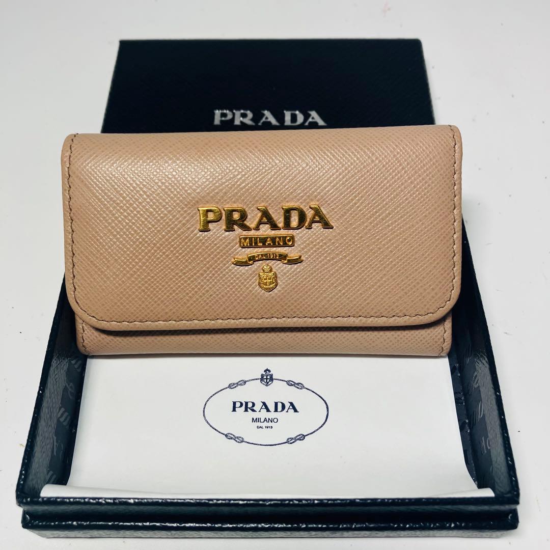 極美品　プラダ　ロゴ　サフィアーノレザー6連キーケース　ベージュ系　1M0222 楽天市場】PRADA プラダ6連キーケースビッグリボン メタルロゴ