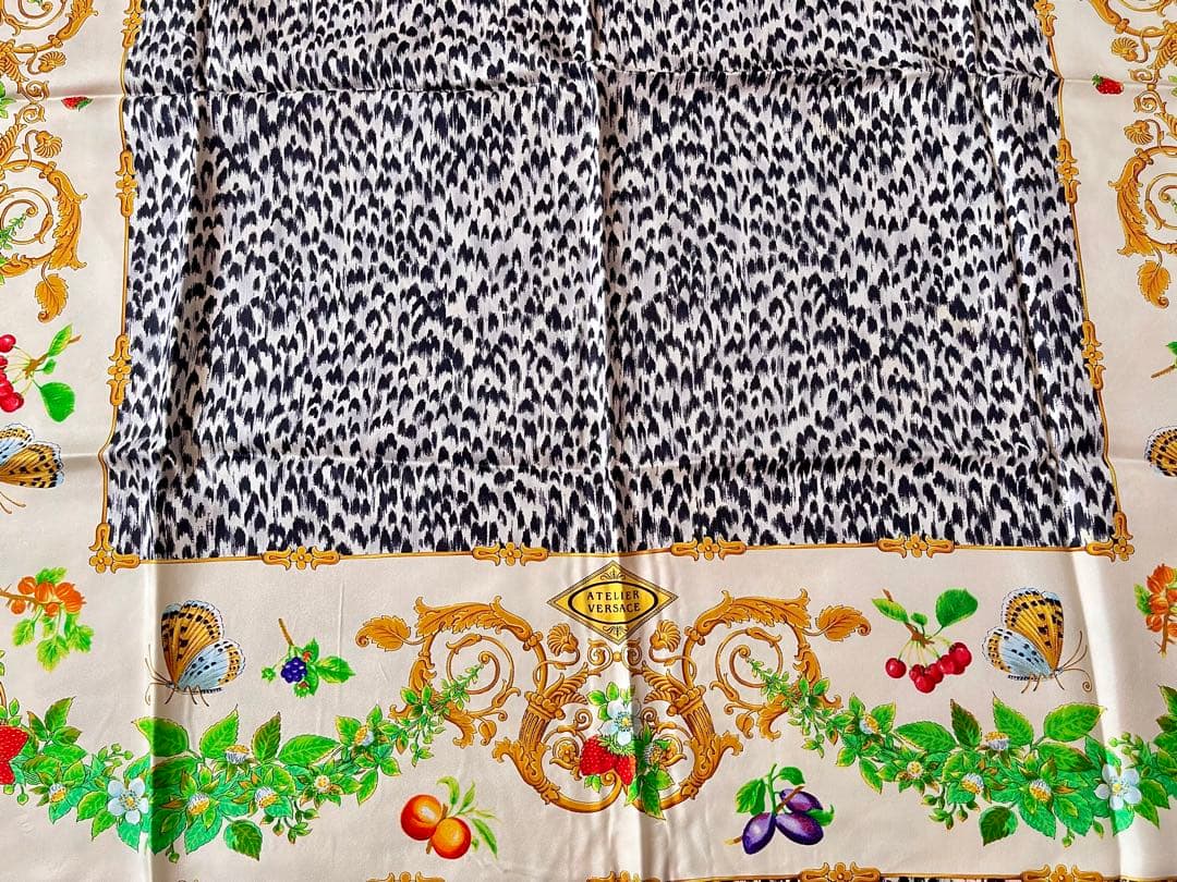 Versace シルクスカーフ 白黒 レオパード柄 フルーツ 苺 ベルサーチ