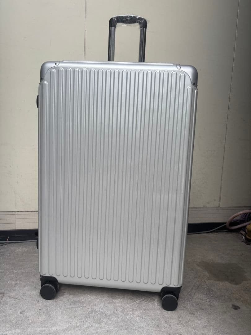 150Lの大容量 TSAロック付スーツケース 鏡面加工 シルバー最大容量195L