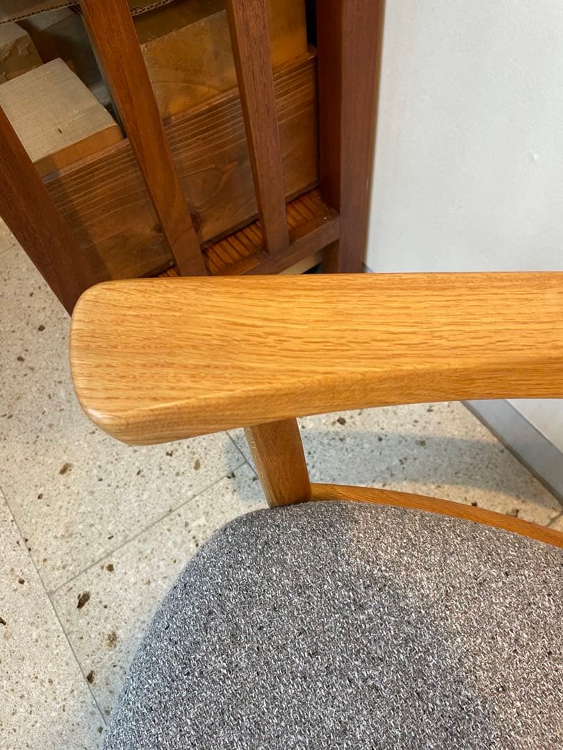 あぐらのかける男の椅子　秋山芳夫　座面グレー