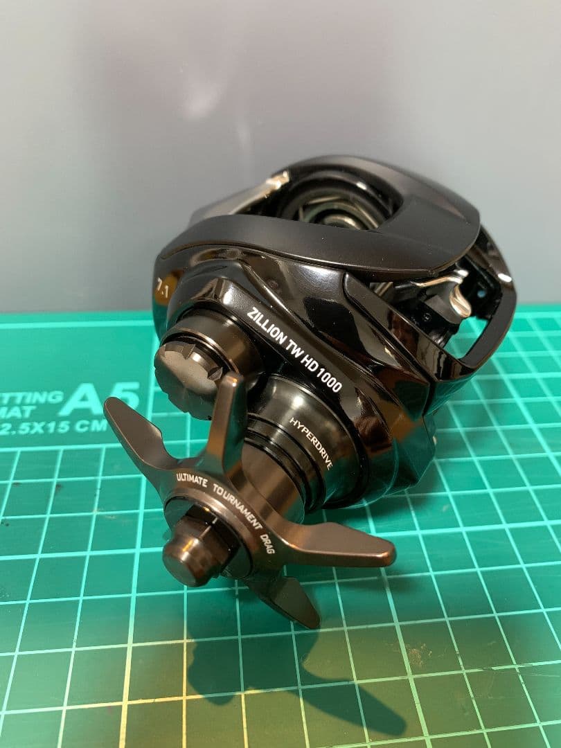 【超美品】ダイワ 22ジリオン TW HD 1000H 本体（ボディのみ） ダイワ 22ジリオン TW HD 1000H (右): 釣具のキャスティング JAL Mall