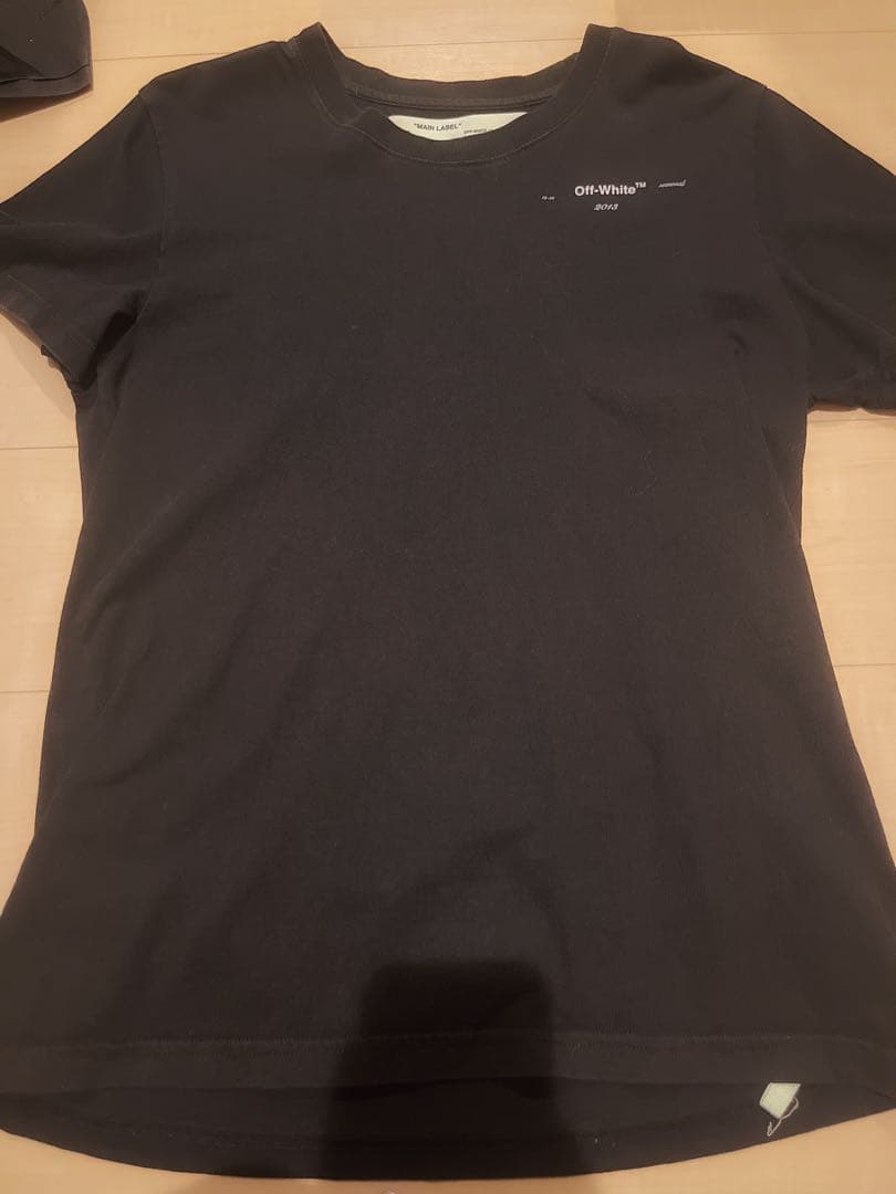OFF-WHITE 黒 Tシャツ 植物グラフィック どこで 買える か