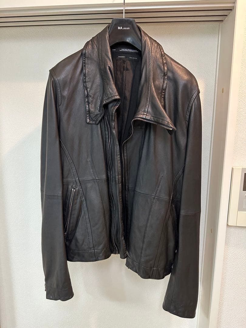 ユリウス JULIUS ジャットネックレザーライダースジャケット - メルカリ