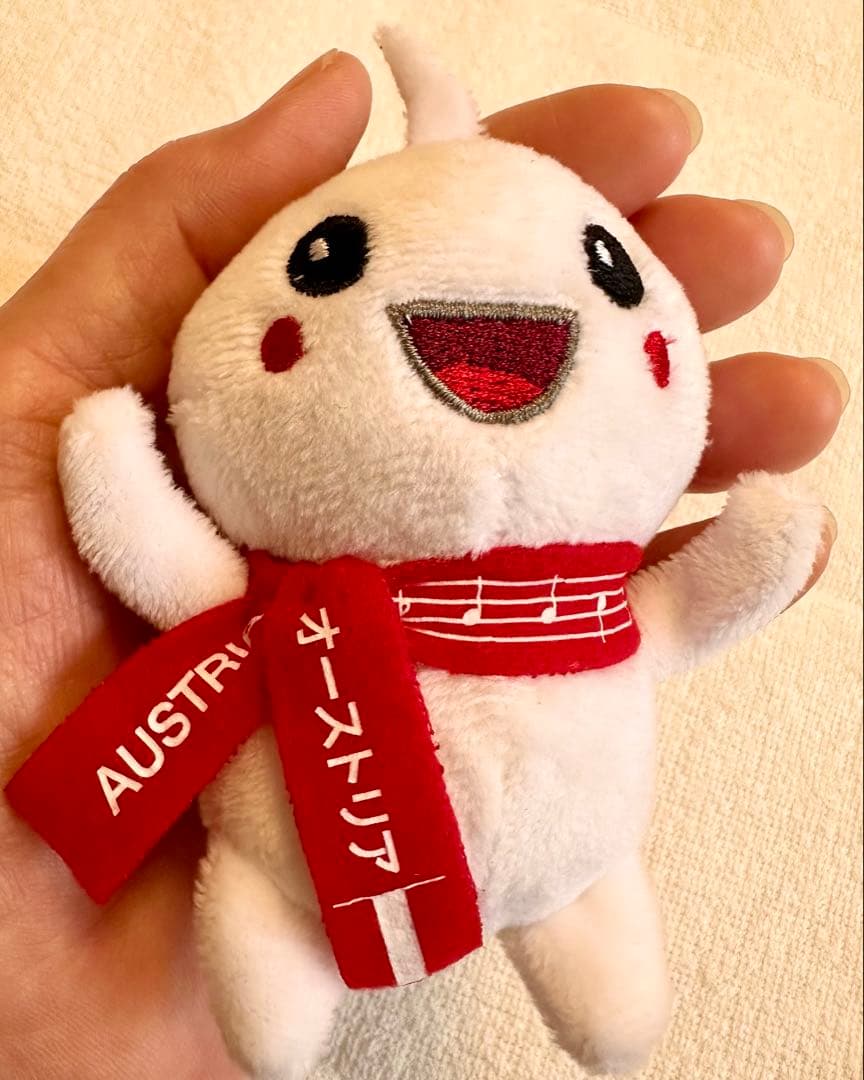 完売品】大阪万博 オーストリアパビリオンマスコット赤白赤ぬいぐるみ