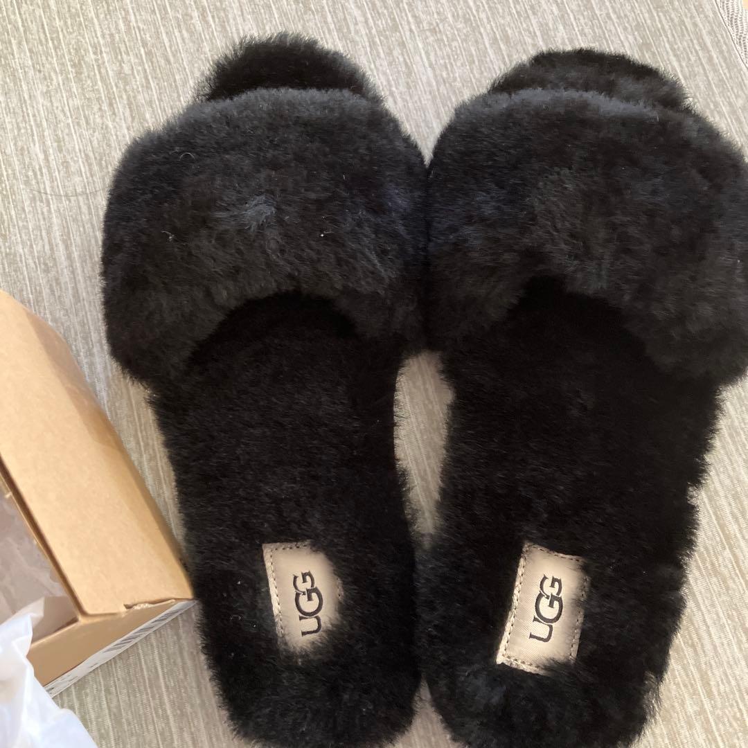 UGG 黒ファーサンダル - メルカリ