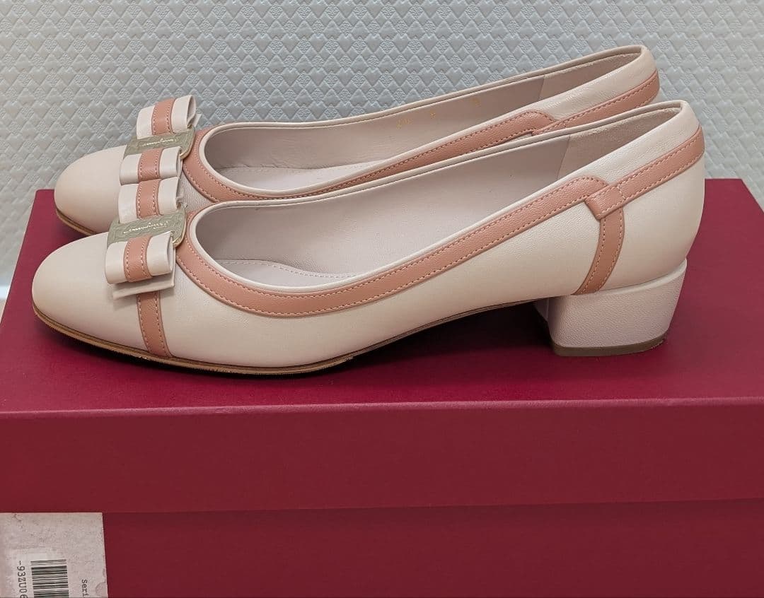 【最終値下げ】美品フェラガモ VARA パンプ 23.5cm