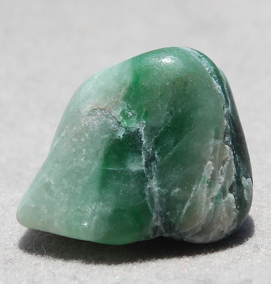 ［一部ロウカン質］糸魚川翡翠 原石 3.4g