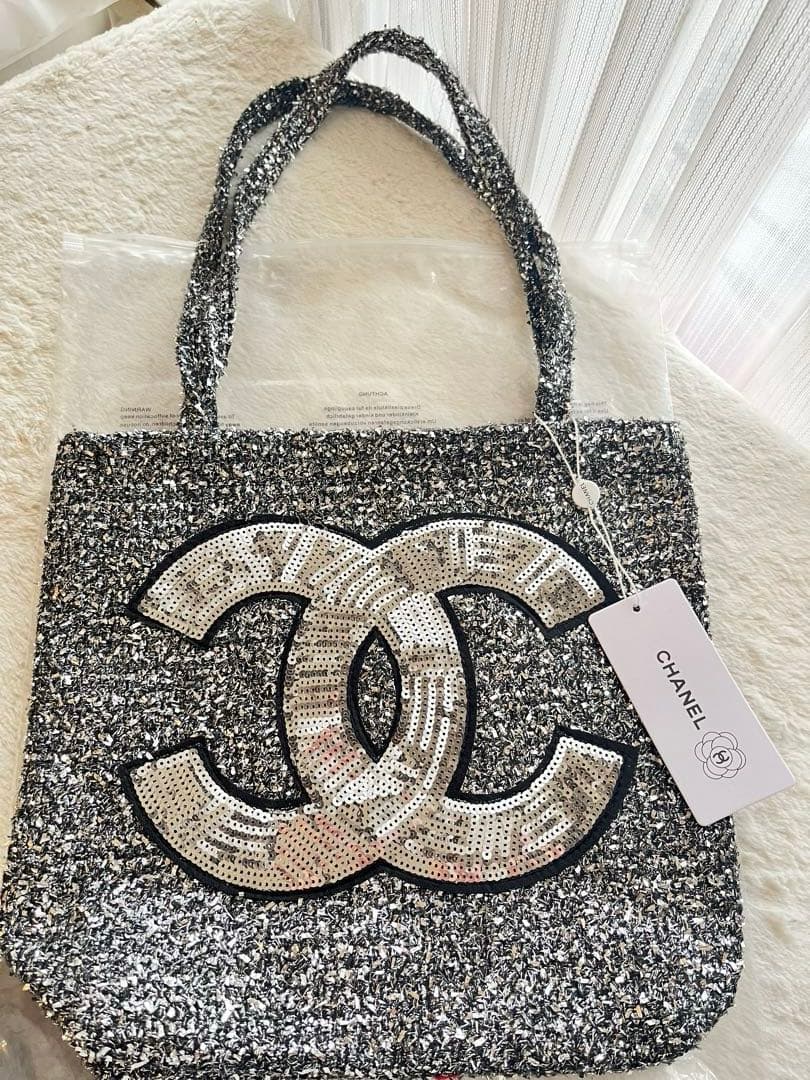 CHANELノベルティ スパンコールトートバック シルバー - メルカリ