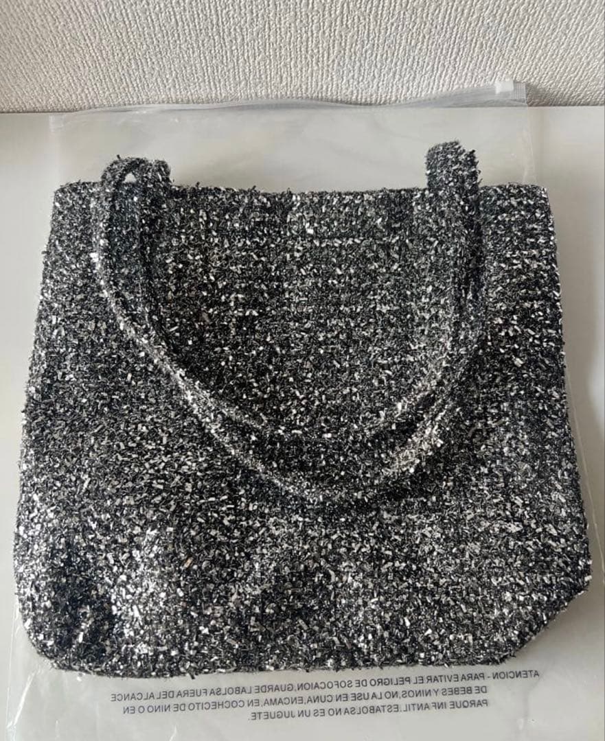 CHANELノベルティ スパンコールトートバック シルバー - メルカリ