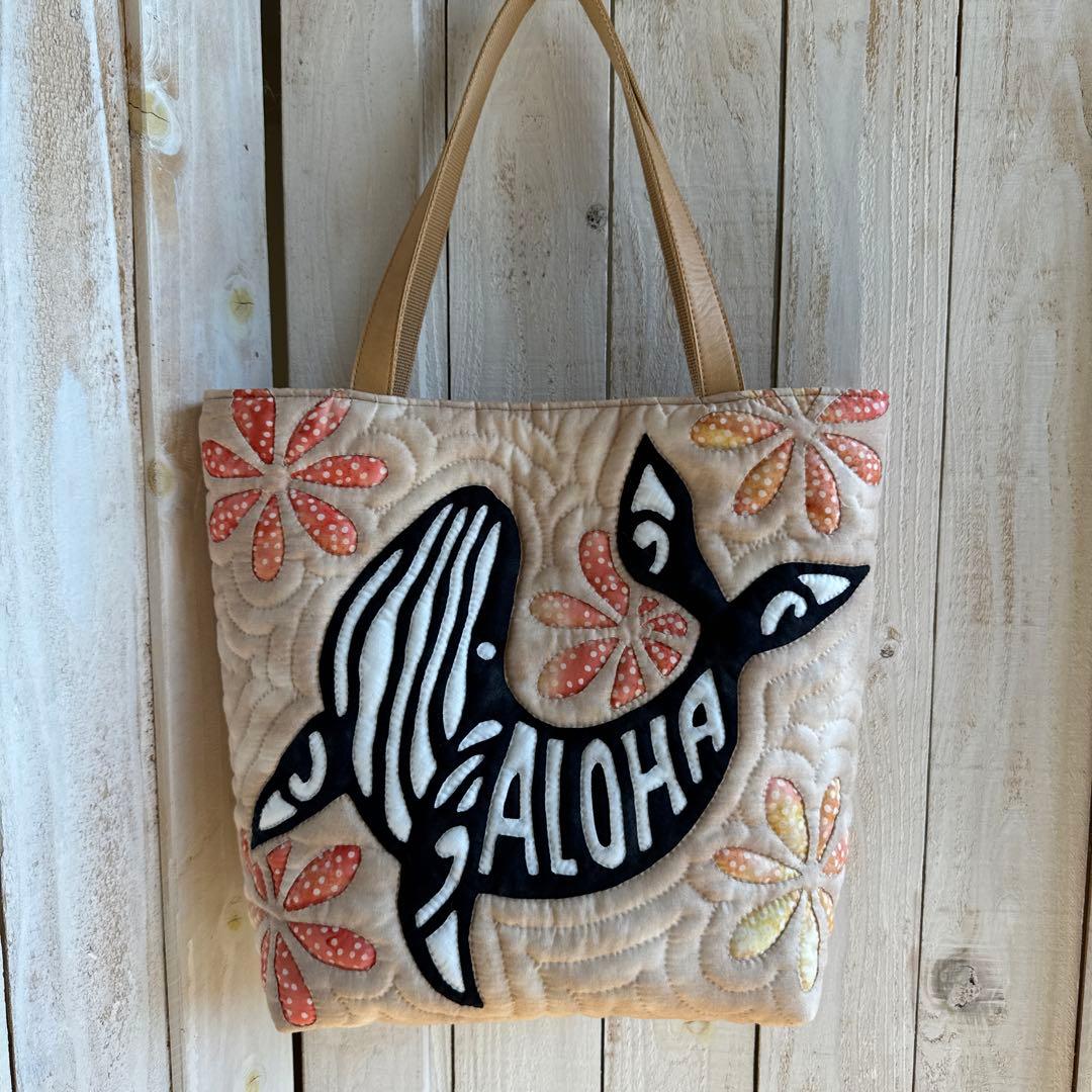 ハワイアンキルト♪ハンドメイドバッグ♪ALOHAクジラ - メルカリ