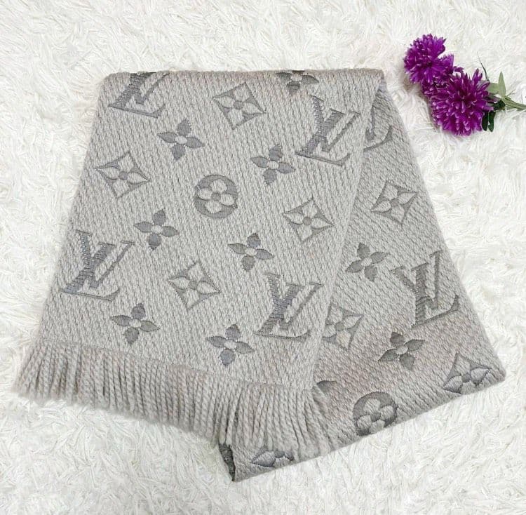 【美品】ヴィトン マフラー エシャルプ　ロゴマニア ライトグレー LOUIS VUITTON（ルイ・ヴィトン） マフラー エシャルプ・ロゴマニア