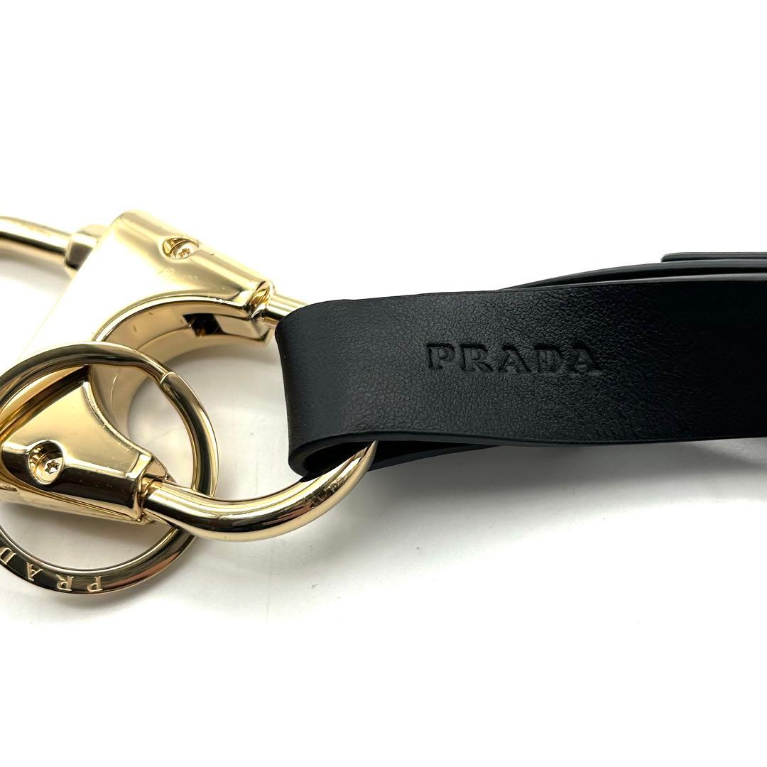 未使用 プラダ キーホルダー キーリング 黒 レザー ロゴ カラビナ