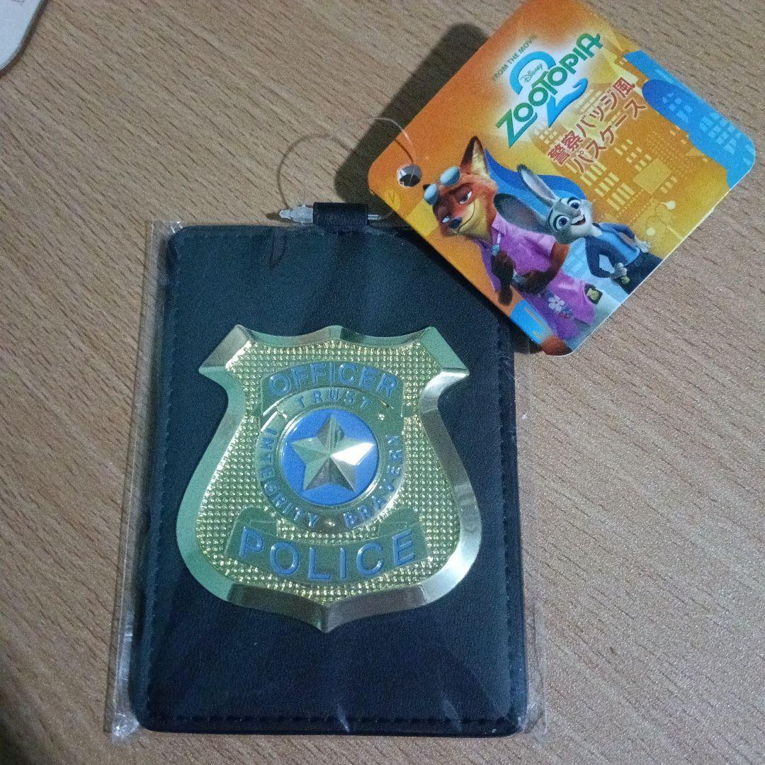 ズートピア2 警察バッジ風パスケース ニック ジュディ 警察手帳 - メルカリ