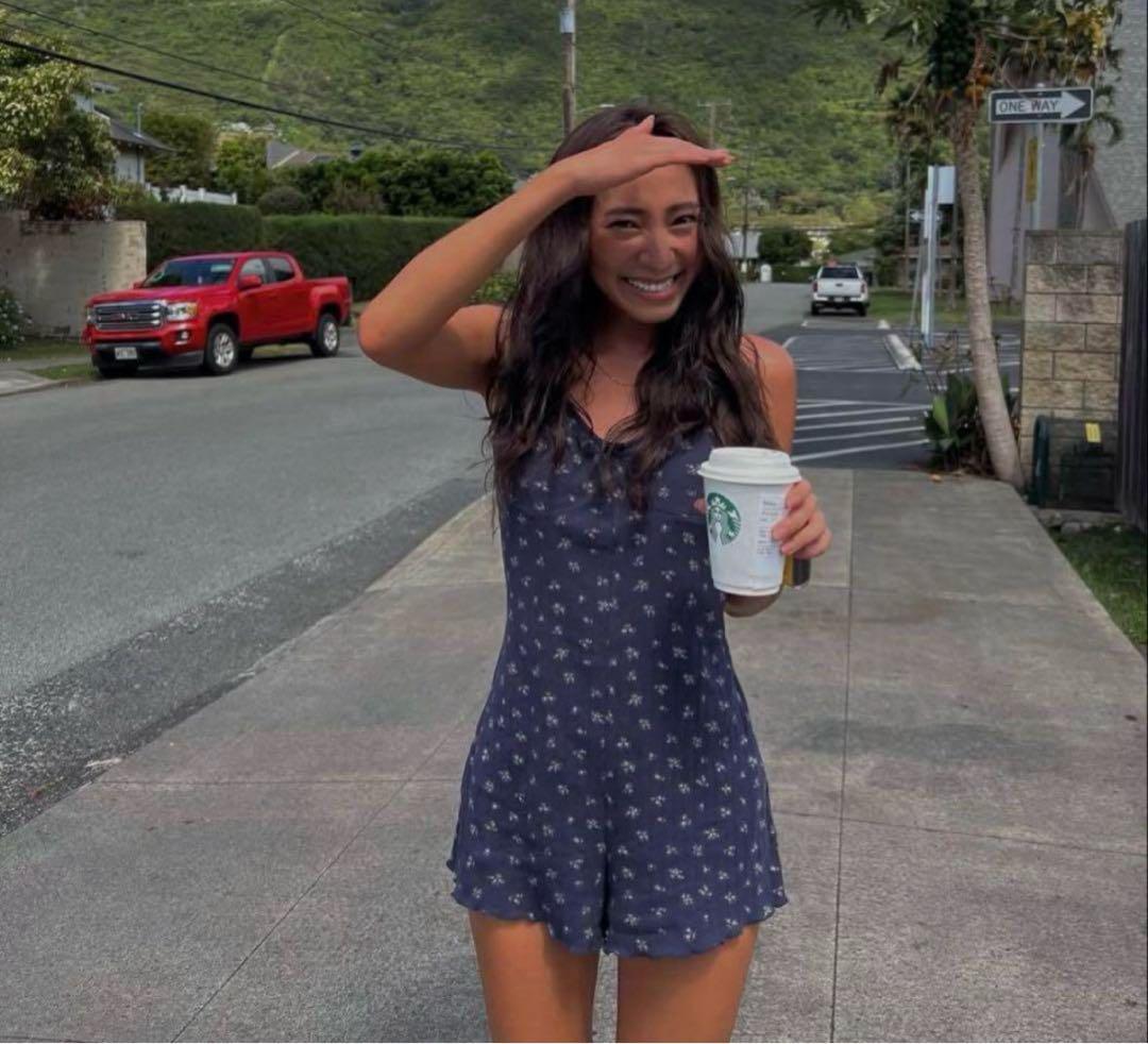 ♡アリシア 花柄キャミソールロンパース ネイビー♡ - メルカリ