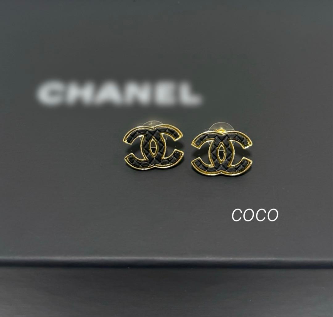 cc ロゴピアス ヴィンテージゴールド ブラック - メルカリ