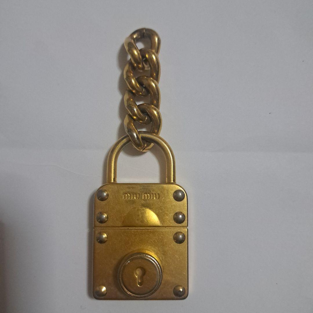 値下げ MIU MIUミュウミュウ ゴールド 色南京錠型 キーホルダー 正規品